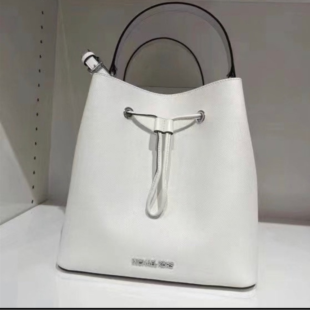 Michael Kors Suri Large Bucket Messenger Crossbody Bag Medium 10x10